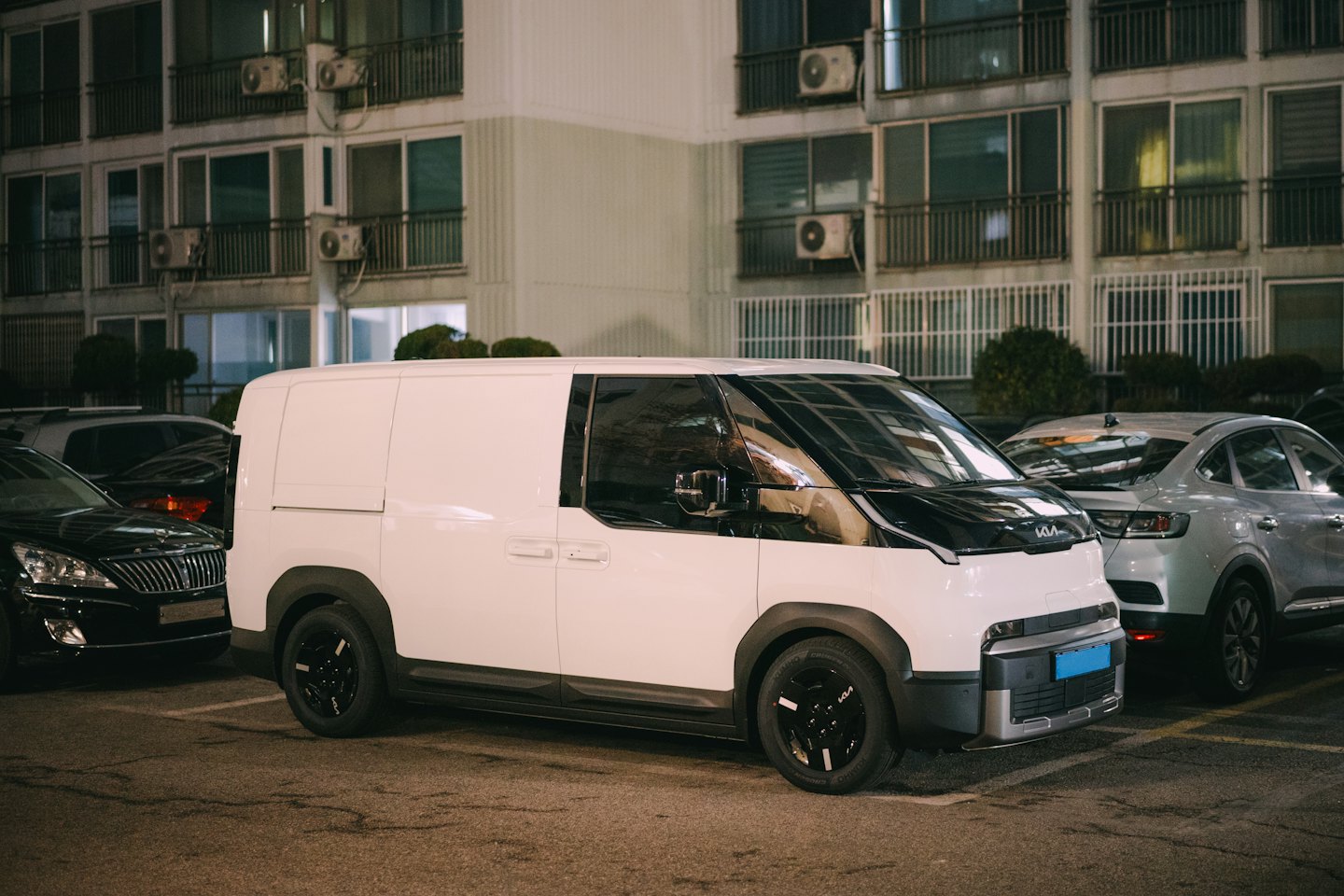 Un furgone bianco da consegna parcheggiato in un parcheggio urbano.